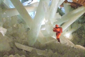 ikukids-cristaux-geants-gypse-mine-naica-mexique-extraordnaire-ions-mineralogie