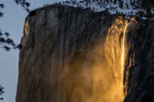 ikukids-horsetail-fall-chute-eau-soleil-parc-Yosemite-Etats-Unis-USA-nature-lave-volcan-fevrier-couchant-illumine